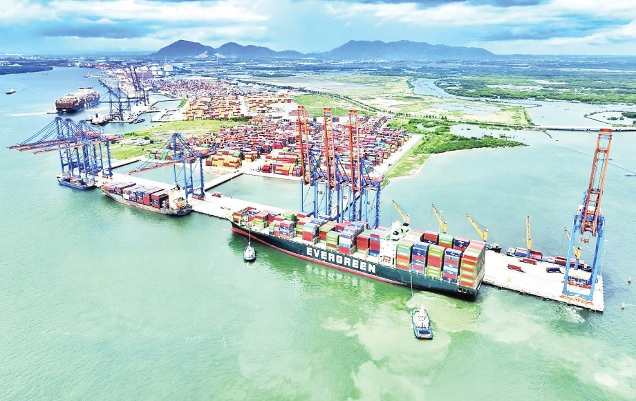 Hoạt động luân chuyển hàng hóa xuất, nhập khẩu trong cụm cảng Cái Mép-Thị Vải. (Ảnh CTV)