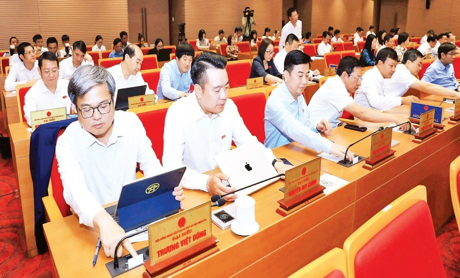 Đại biểu HĐND thành phố biểu quyết các Nghị quyết tại Kỳ họp thứ 23 (kỳ họp chuyên đề). (Ảnh ĐĂNG ANH)