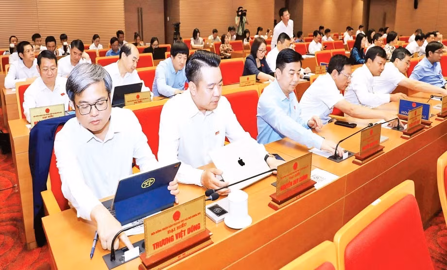 Đại biểu HĐND thành phố biểu quyết các Nghị quyết tại Kỳ họp thứ 23 (kỳ họp chuyên đề). (Ảnh ĐĂNG ANH)