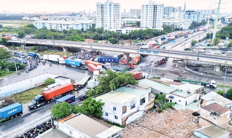 Tiến độ thi công nút giao Mỹ Thủy (thành phố Thủ Đức) ỳ ạch nhiều năm liền, ảnh hưởng đến lưu thông. (Ảnh THẾ ANH)