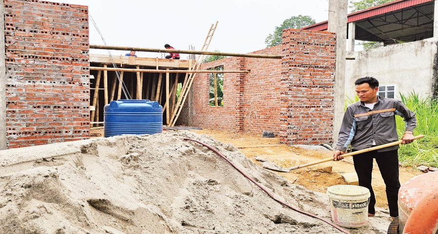 Nhận được khoản hỗ trợ, anh Phạm Văn Thế ở làng Ngọc Mùn, xã Cao Ngọc, huyện Ngọc Lặc đã xây dựng được ngôi nhà kiên cố, tạo nơi ở ổn định cho các thành viên trong gia đình.