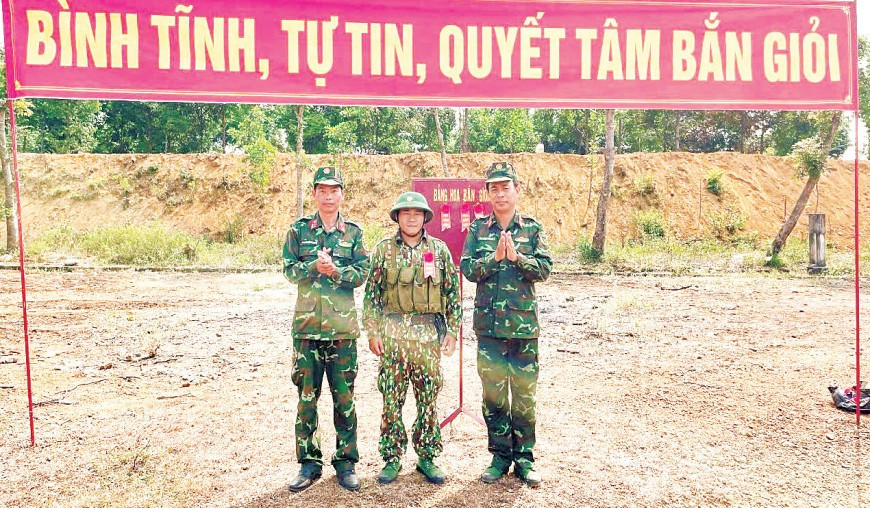Ban chỉ huy Tiểu đoàn 5 tuyên dương học viên bắn giỏi.
