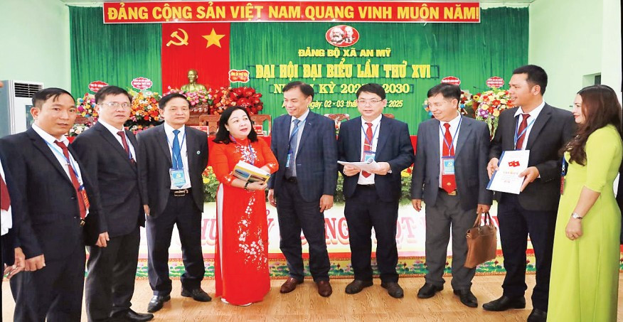 Bí thư Tỉnh ủy Phú Yên Cao Thị Hòa An (người thứ tư từ trái sang) trao đổi với lãnh đạo xã An Mỹ, huyện Tuy An trước thềm đại hội.