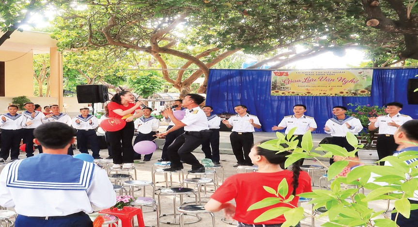 Phút giây thư giãn, ấm áp tình quân dân 04.png