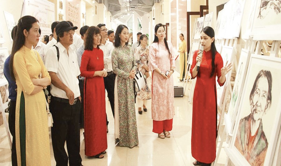 Trưng bày tác phẩm ký họa của các họa sĩ từng trực tiếp tham gia chiến đấu tại chiến trường Khu V. (Ảnh LÊ VƯƠNG)