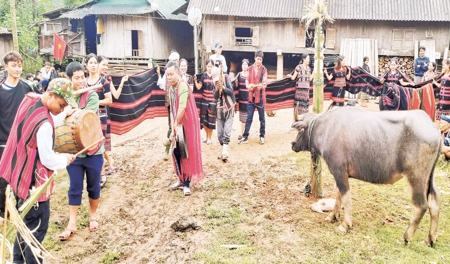 Lễ nối dây ân tình là một phong tục đẹp của người Pa Kô.