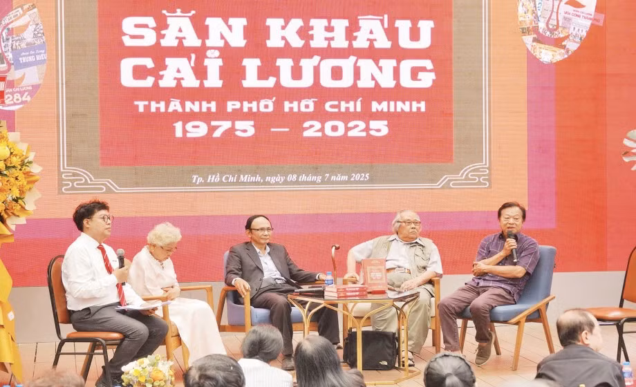 Chương trình giao lưu trong buổi ra mắt cuốn sách “Sân khấu cải lương Thành phố Hồ Chí Minh 1975-2025” do Hội Sân khấu thành phố tổ chức. (Ảnh MẠNH HẢO)