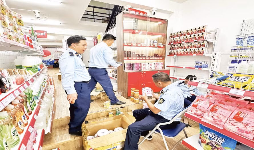 Lực lượng Quản lý thị trường tại Đà Nẵng kiểm tra các cơ sở kinh doanh để kịp thời ngăn chặn hàng giả, hàng kém chất lượng. (Ảnh QUẢN LÝ THỊ TRƯỜNG ĐÀ NẴNG CUNG CẤP)