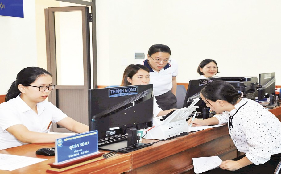 Việc giải quyết thủ tục hành chính cho người dân, doanh nghiệp được các xã, phường vận hành thông suốt. (Ảnh LÊ HẢI)