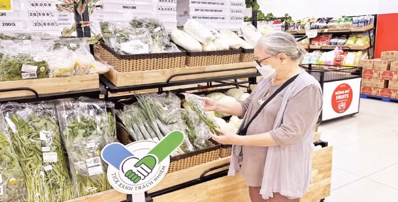 Người tiêu dùng chọn mua rau sạch đạt chứng nhận “Tick xanh trách nhiệm” trong một siêu thị SatraMart ở Quận 6.