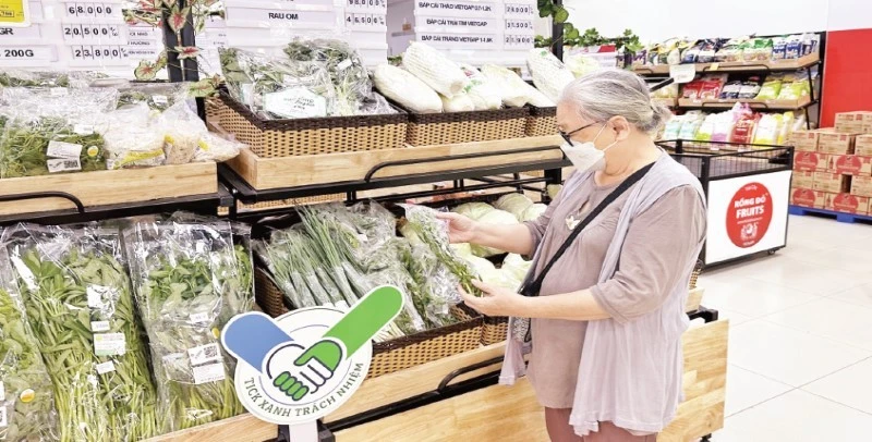 Người tiêu dùng chọn mua rau sạch đạt chứng nhận “Tick xanh trách nhiệm” trong một siêu thị SatraMart ở Quận 6.