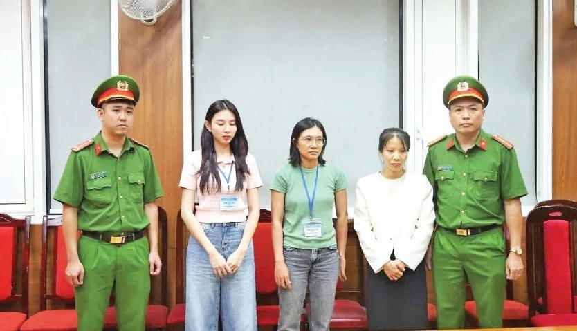 Bị can Nguyễn Thúc Thùy Tiên và các đồng phạm bị Bộ Công an khởi tố về tội "Lừa dối khách hàng" và "Sản xuất hàng giả là thực phẩm". (Ảnh Bộ Công an)
