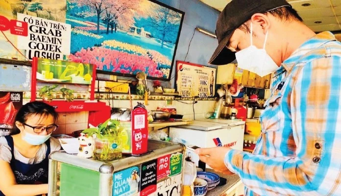 Các cửa hàng buôn bán nhỏ ở Thành phố Hồ Chí Minh đều áp dụng hình thức thanh toán không dùng tiền mặt.