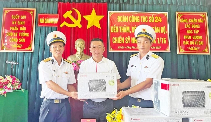 Đoàn công tác tặng Nhà giàn DK1 và các đảo 13 máy in, máy chiếu, máy photocopy, là tấm lòng do Công ty cổ phần Đầu tư Lê Bảo Minh đóng góp.
