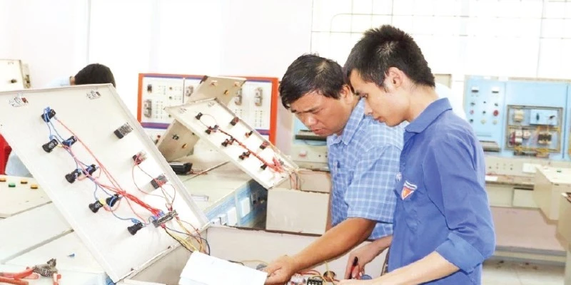 Các em học sinh Trường cao đẳng miền Đông thực hành nghề.