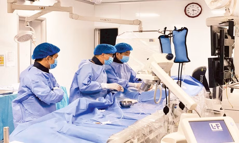 Kíp mổ Bệnh viện Quân y 121 thực hiện phẫu thuật với trang thiết bị hiện đại.