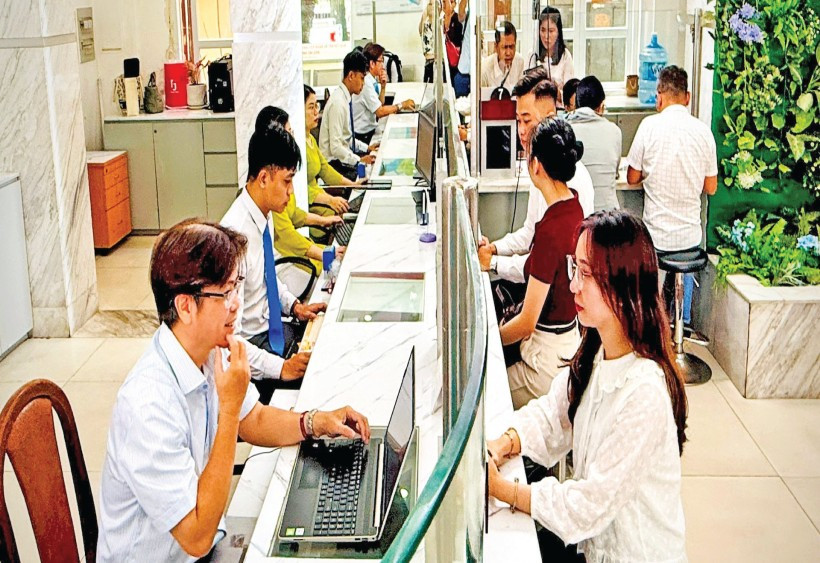 dân tới thực hiện thủ tục hành chính tại Trung tâm Phục vụ hành chính công phường Sài Gòn, Thành phố Hồ Chí Minh sáng ngày 1/7.
