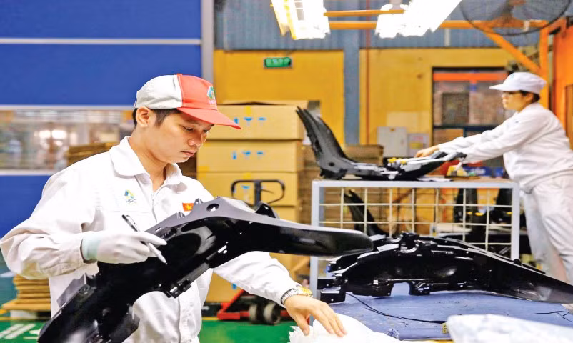 Hoạt động sản xuất tại Công ty cổ phần Nhựa Hà Nội (Hanoi Plastics - HPC). (Ảnh SƠN TÙNG)