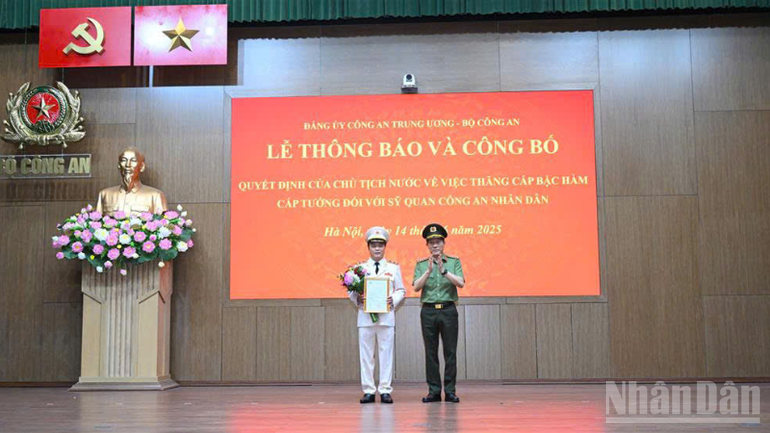 Thừa ủy quyền của Chủ tịch nước, Bộ trưởng Lương Tam Quang trao Quyết định Thiếu tướng lên Trung tướng đối với Thứ trưởng Đặng Hồng Đức. ndo_br_thiet-ke-chua-co-ten-25.png