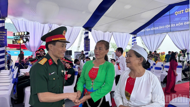 Cán bộ Binh đoàn 12 gặp gỡ cảm ơn người dân đã di dời nơi ở tạo điều kiện cho đơn vị thi công dự án. ndo_br_thiet-ke-chua-co-ten-2025-08-19t123513485.png
