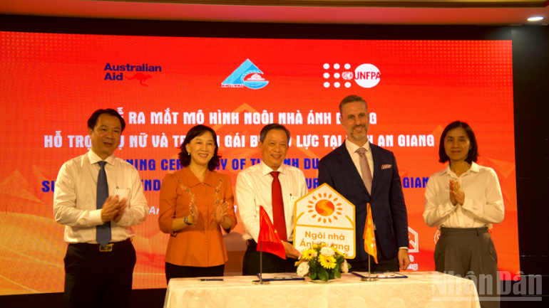 Ông Matt Jackson chính thức ra mắt và bàn giao Ngôi Nhà Ánh Dương cho tỉnh An Giang. ndo_br_thiet-ke-chua-co-ten-2025-08-19t135017629.png