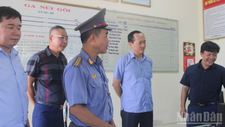 Cục trưởng Cục Đường sắt Việt Nam - Trần Thiện Cảnh (thứ 2 , từ bên phải) đi kiểm tra thực tế hiện trường công tác an toàn chạy tàu, hạ tầng đường sắt khu vực Hà Ninh. ndo_br_thiet-ke-chua-co-ten-39.png