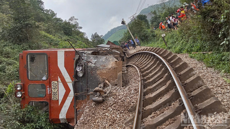 Ngày 1/3/2025 tại Km358+498 tuyến đường sắt qua địa bàn tỉnh Hà Tĩnh đã xảy ra vụ va chạm giữa tàu hàng HH62 di chuyển hướng nam-bắc với xe tải băng qua đường ngang tự mở. Vụ va chạm khiến người lái tàu hàng bị thương; 1 đầu máy, 3 toa hàng và nhiều mét đường ray bị trật khỏi nền của tuyến đường sắt bắc-nam. (Ảnh: Báo Nhân Dân) ndo_br_thiet-ke-chua-co-ten-41.png