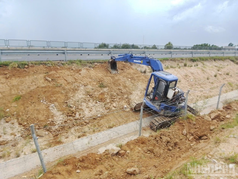 Các lực lượng chức năng khắc phục hậu quả sạt, xói lở ta-luy trên các đoạn cao tốc do thời tiết cực đoan của những trận mưa lớn tại Lâm Đồng vừa qua. ndo_br_sat-lo7.png