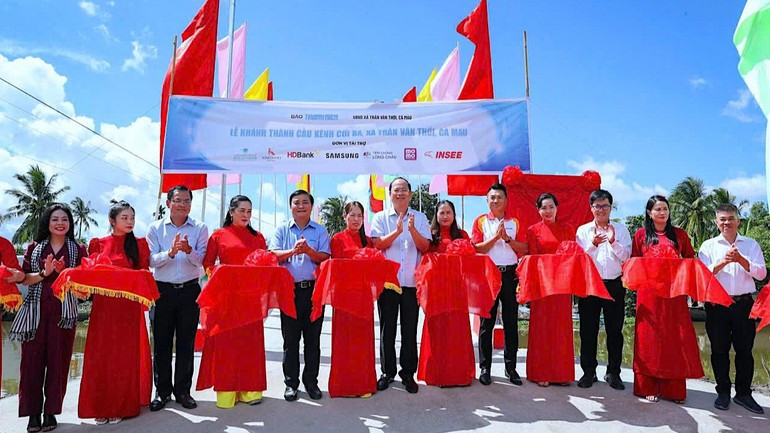 Bí thư Tỉnh ủy Cà Mau Nguyễn Hồ Hải (giữa) cùng với Báo Thanh niên và các đơn vị đồng hành thực hiện nghi thức khánh thành cầu Kênh Cơi Ba. image-14.jpg