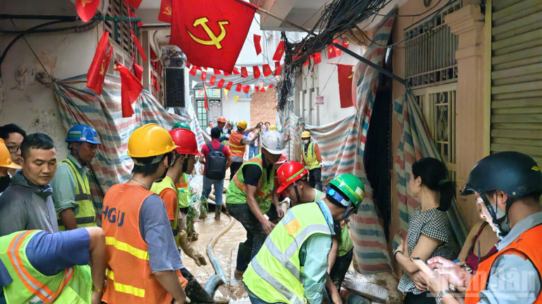 Lực lượng chức năng đang nỗ lực khắc phục sự cố. (Ảnh: TN) ndo_br_thiet-ke-chua-co-ten-30.png