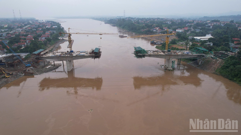 Công trường thi công cầu Phong Châu đang ở giai đoạn nước rút hoàn thành phục vụ nhân dân. ndo_br_thiet-ke-chua-co-ten-1.png