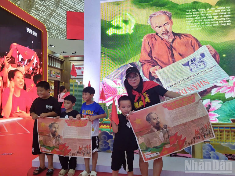 Trong ảnh là các cháu nhỏ được gia đình đưa tới tham quan triển lãm, các cháu và gia đình vô cùng tự hào chụp ảnh cùng phụ san có in hình Chủ tịch Hồ Chí Minh đọc Bản Tuyên ngôn Độc lập 2/9/1945. ndo_br_bd40a2681214994ac005.jpg