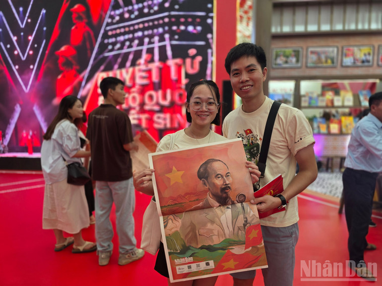 Gia đình trẻ Khánh Huyền-Minh Tú check-in kỷ niệm ngày vui của đất nước tại triển lãm. ndo_br_1000098227.jpg