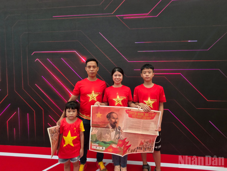 Nhận phụ san có hình ảnh Chủ tịch Hồ Chí Minh, các gia đình đều mong muốn được chụp hình lưu giữ khoảnh khắc thiêng liêng, quý giá khi cả đất nước cùng hân hoan chào đón kỷ niệm 80 năm Ngày Quốc khánh. ndo_br_1000098194.jpg