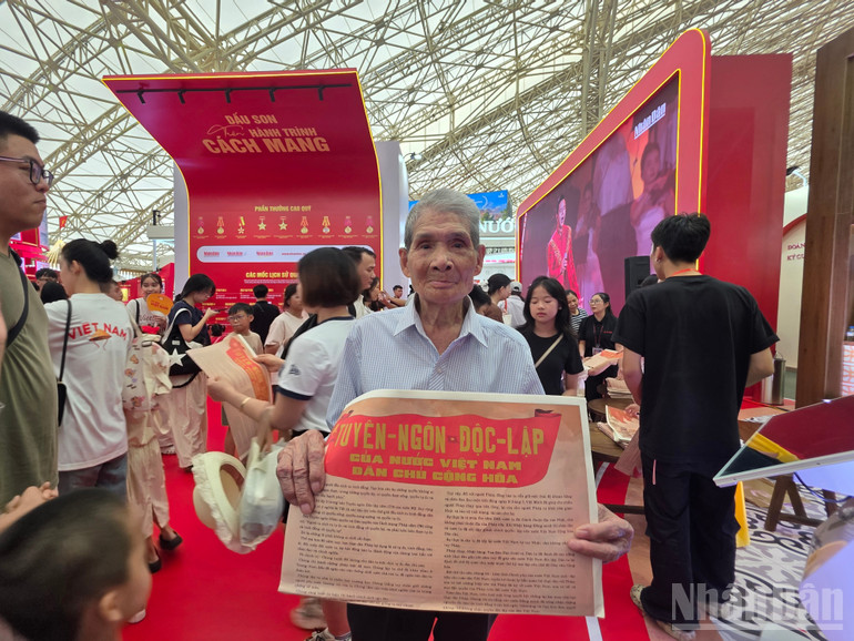 Cụ ông chọn lưu giữ kỷ niệm tại triển lãm với tờ phụ san có in Bản Tuyên ngôn Độc lập của Chủ tịch Hồ Chí Minh. ndo_br_1000098237.jpg