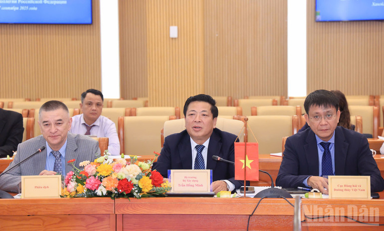 Bộ trưởng Xây dựng Trần Hồng Minh đánh giá cao các đề xuất của Trợ lý Tổng thống, Chủ tịch Hội đồng Biển Liên bang Nga Nikolai Platonovich Patrushev, Thứ trưởng Bộ Công thương A. Karimov và lãnh đạo các tập đoàn, doanh nghiệp Liên bang Nga, đồng thời cho biết đây là cơ hội thích hợp để hai bên thúc đẩy hợp tác hàng hải Việt-Nga. ndo_br_1083026514708289471-1.jpg