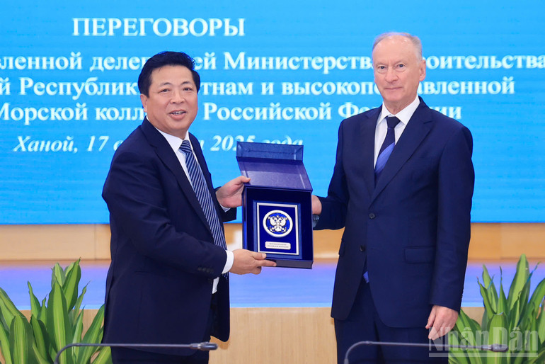 Trợ lý Tổng thống, Chủ tịch Hội đồng Biển Liên bang Nga Nikolai Platonovich Patrushev tặng quà lưu niệm Bộ Xây dựng. ndo_br_1083026514708289471.jpg