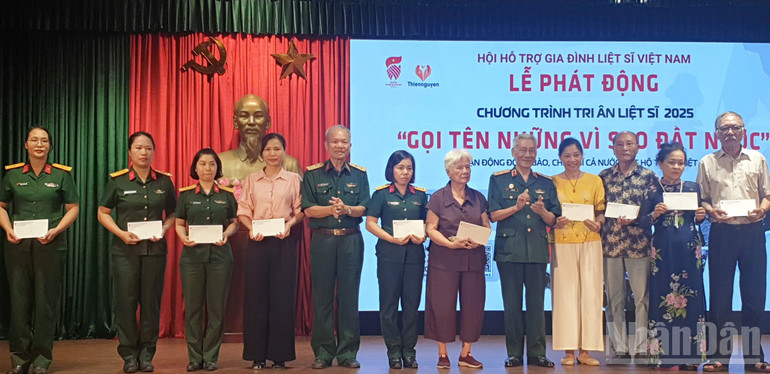 Trung tướng Lê Văn Hân, nguyên Phó chủ nhiệm tổng cục Chính trị (Bộ Quốc phòng), Chủ tịch danh dự Hội và Trung tướng Hoàng Khánh Hưng chủ tịch Hội cùng trao quà cho thân nhân các gia đình liệt sĩ ngay tại chương trình phát động. ndo_br_289096ae-03f3-4641-88c9-73fff7f4ae40.jpg