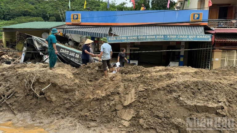 Người dân Nghệ An bên những căn nhà hư hại và tuyến đường giao thông bị mưa lũ phá hủy. ndo_br_thiet-ke-chua-co-ten-33.png