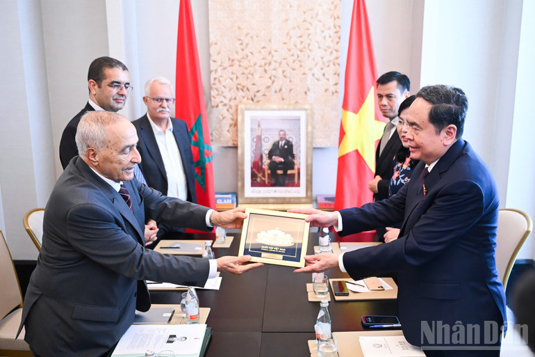 Chủ tịch Quốc hội Trần Thanh Mẫn trao quà lưu niệm tặng Chủ tịch Hội hữu nghị Morocco - Việt Nam. ndo_br_chu-tich-quoc-hoi-tran-thanh-man-trao-qua-luu-niem-tang-chu-tich-hoi-huu-nghi-morocco-viet-nam.jpg