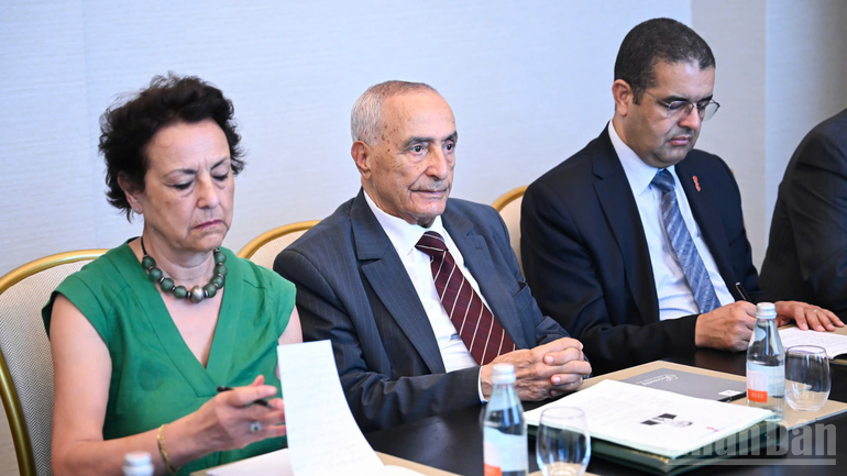 Chủ tịch Hội hữu nghị Morocco-Việt Nam Mustapha El Ktiri và các đại biểu. ndo_br_thiet-ke-chua-co-ten-40.png