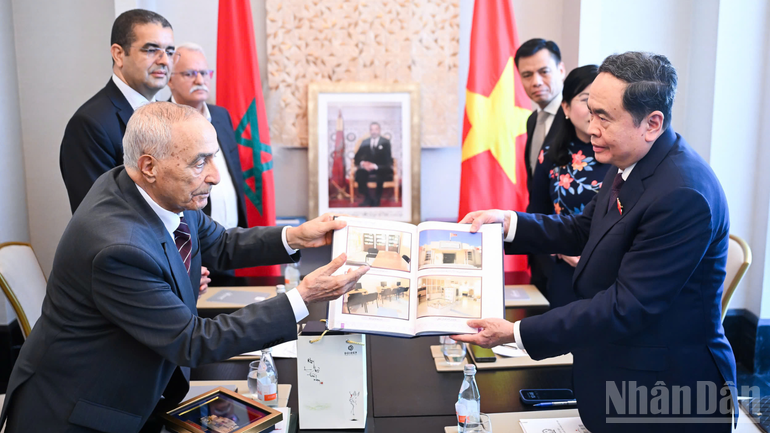 Chủ tịch Hội hữu nghị Morocco-Việt Nam Mustapha El Ktiri trao quà lưu niệm tặng Chủ tịch Quốc hội Trần Thanh Mẫn. ndo_br_thiet-ke-chua-co-ten-41.png