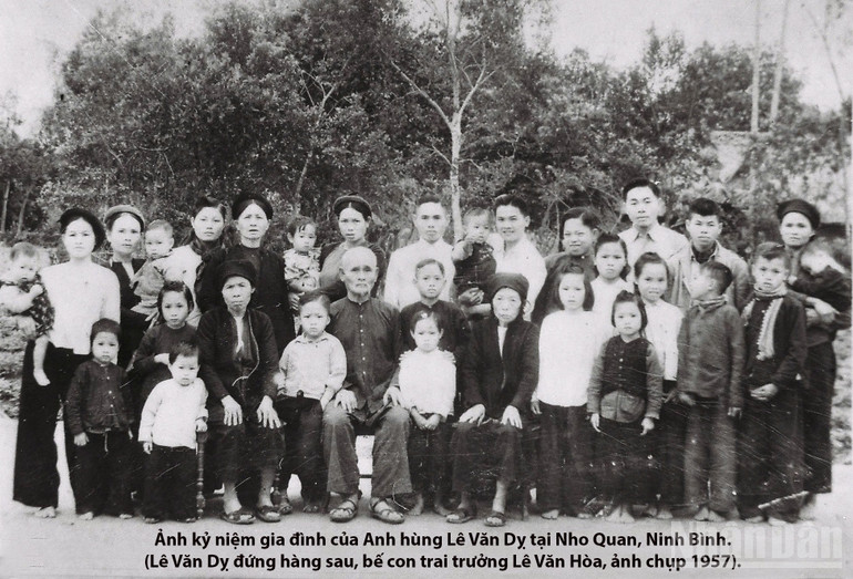 Gia đình Anh hùng-Liệt sĩ Lê Văn Dỵ chụp ảnh lưu niệm năm 1957. ndo_br_5-ky-niem-voi-gia-dinh-tai-ninh-binh.jpg