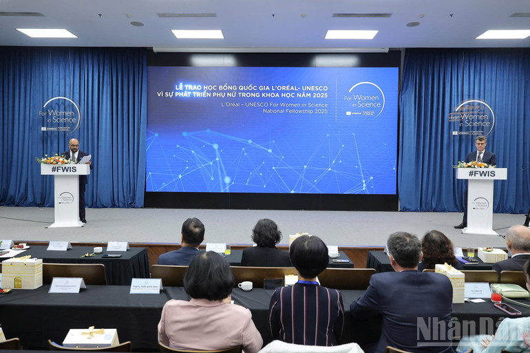 Wagih Ahmed, generaldirektør i L'Oréal Vietnam (stående til høyre) og Jonathan Baker, UNESCO-representant i Vietnam, talte på arrangementet. ndo_br_z7281735326388-9b2b0030d47fa0e471341e3686deb4f4.jpg