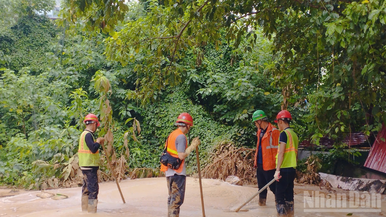 Công nhân thu dọn bùn bị trào lên tại ngõ Núi Trúc ndo_br_thiet-ke-chua-co-ten-52.png