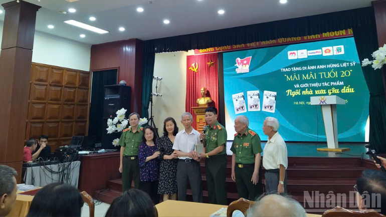 Ban tổ chức tiếp nhận 2 cuốn nhật ký của cựu chiến binh, thương binh, nhà giáo Nguyên Thùy. ndo_br_thiet-ke-chua-co-ten-45.png