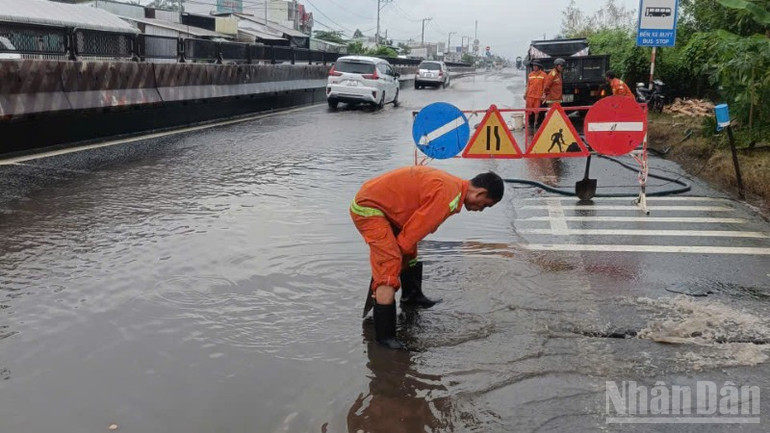 Lực lượng chức năng Khu Quản lý đường bộ IV khắc phục nước triều cường dâng. ndo_br_thiet-ke-chua-co-ten-40.png