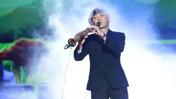 Nghệ sĩ saxophone Taruki Sax (Bảo Anh) trình diễn trên sân khấu.