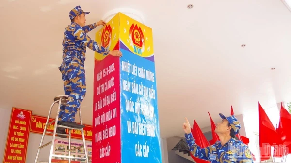 Thượng tá Hà Văn Hậu, Phó Chính ủy Lữ đoàn chỉ đạo công tác trang trí tuyên truyền cho bầu cử.