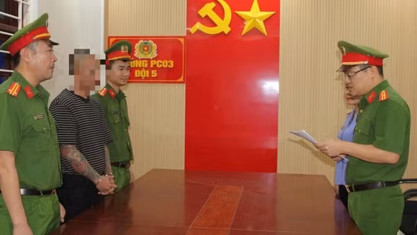 Cơ quan Cảnh sát điều tra Công an tỉnh Nghệ An đọc lệnh khởi tố vụ án, khởi tố bị can đối với Nguyễn Duy Sơn.